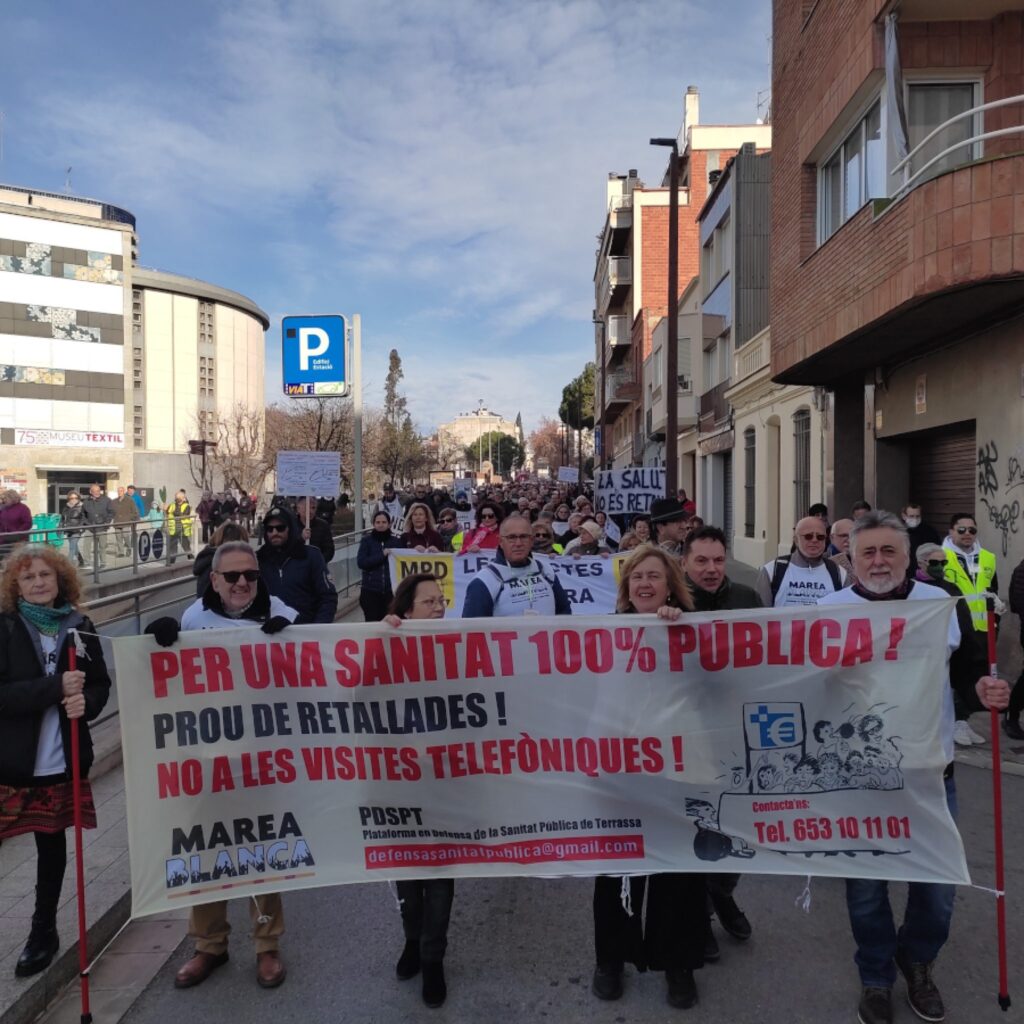 La plataforma Marea Blanca es va manifestar el passat 14 de gener a Terrassa a favor d'una sanitat pública de qualitat