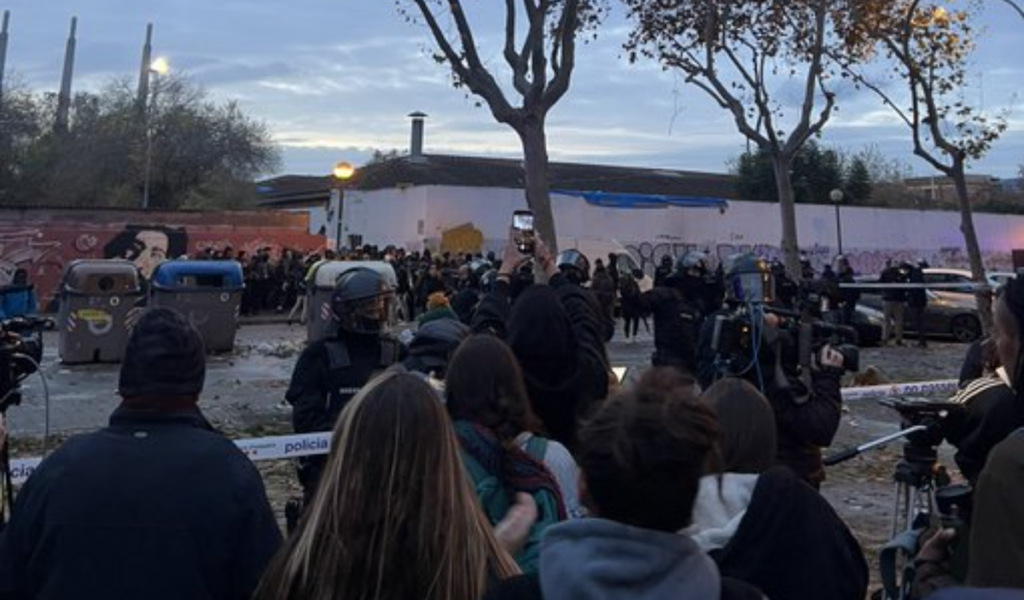 Desallotjament al B9 de Badalona: els Mossos buiden l’antic institut entre tensió i incertesa social Concentració a primera hora del matí davant de l'institut . foto: Sindicat de llogaters i llogateres