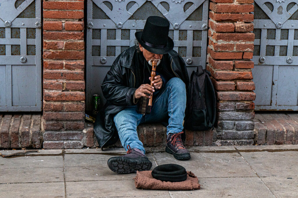 El sensellarisme és un problema d’habitatge El sensellarisme no és un problema local, fàcilment delimitable i que es pugui abordar amb les polítiques adequades. Ens alarmem per les xifres de Barcelona però desconeixem què passa fora dels límits municipals de la capital perquè no existeixen dades fiables del conjunt de Catalunya i de l’Àrea Metropolitana.