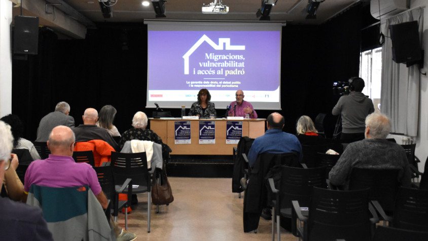 Pepa González, Defensora de la Ciutadania de Santa Coloma, i Julio Sánchez, president de l'associació editora d'elCugatenc, a la inauguració de la jornada | Laia Coronado Nadal