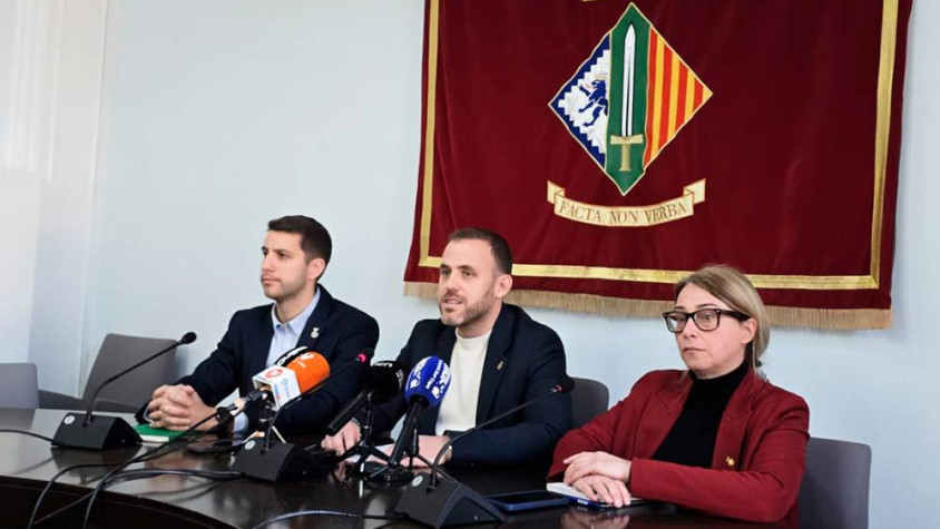 Carlos Cordón acusa Sant Cugat de “greu deslleialtat institucional” pel procés de segregació de Bellaterra L'alcalde de Cerdanyola, Carlos Cordon, al centre, acompanyat pels regidors González i Rodríguez, en roda de premsa aquest matí | Cerdanyola.info