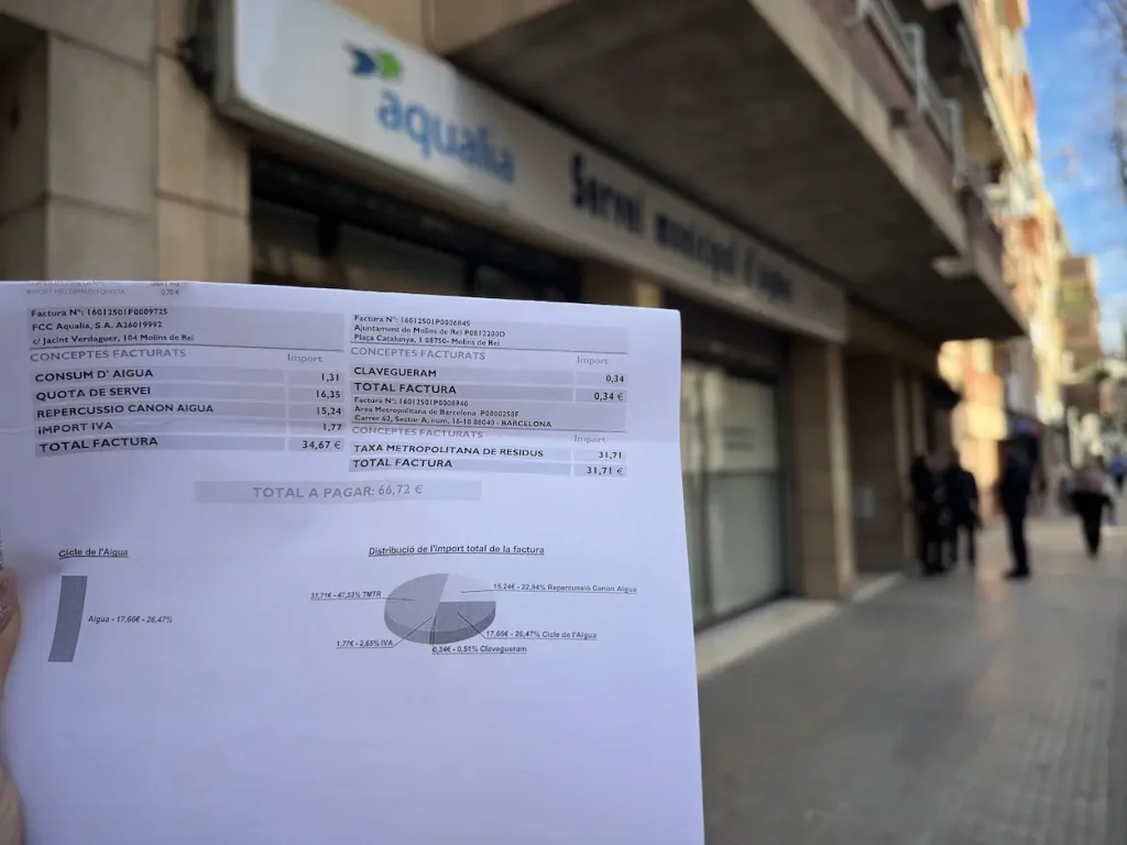 El concurs de la gestió de l’aigua a Molins i set municipis més supera els 1.000 milions Una factura de l’aigua, davant la seu d’Aqualia a Molins de Rei // Samar Elansari