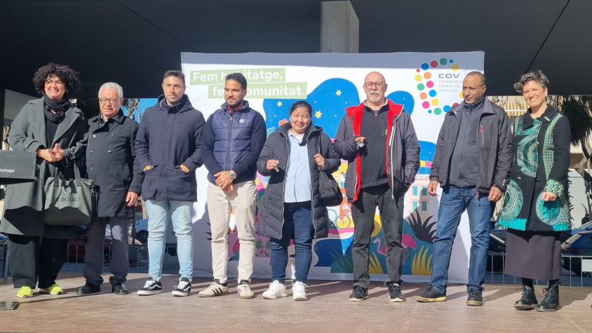 Alba Bou i Antonio Pedrero, amb algunes de les persones adjudicatàries dels pisos de la COV | Neus Macías