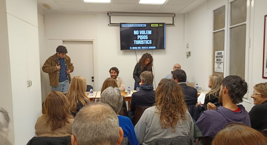 Roda de premsa de la plataforma contra els pisos turístics a Badalona, el dilluns 9 de febrer / Foto: Tomeu Ferrer