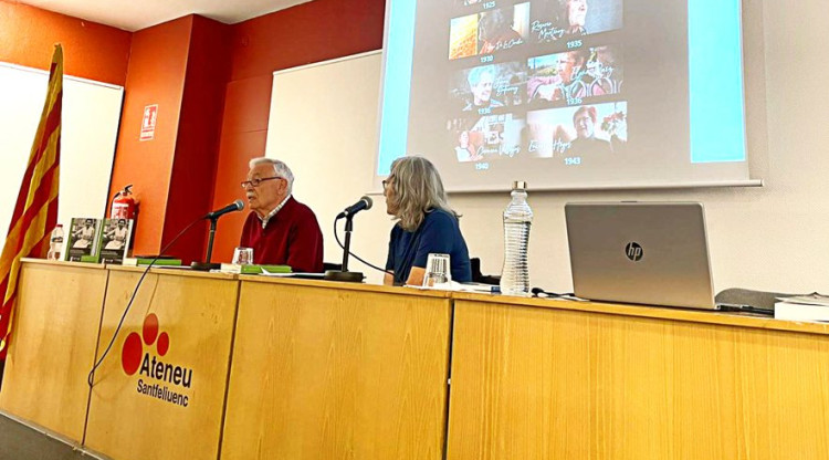 Un moment de la presentació del documental 'Las que fueron a servir' amb Cruz Pardo Riaño i Ángel Merino, responsable de l'USLA i conductor de la sessió.