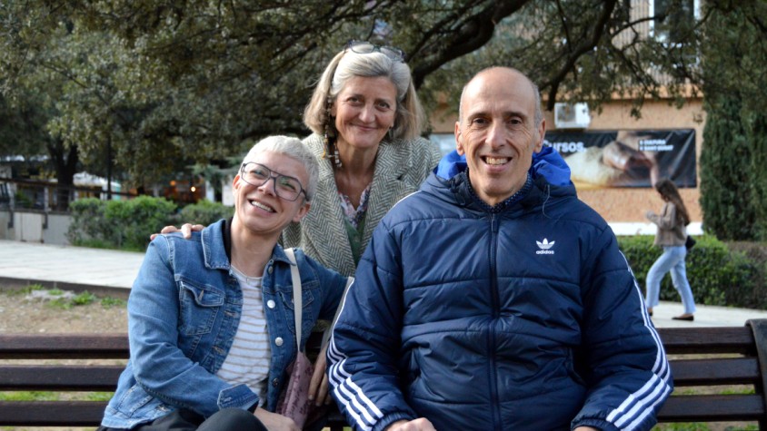 D'esquerra a dreta: Mònica Muntada, Cristina Aymerich i Francesc Robelló, familiars de joves morts en estranyes circumstàncies durant el servei miltiar obligatori | Jordi Pascual Mollá