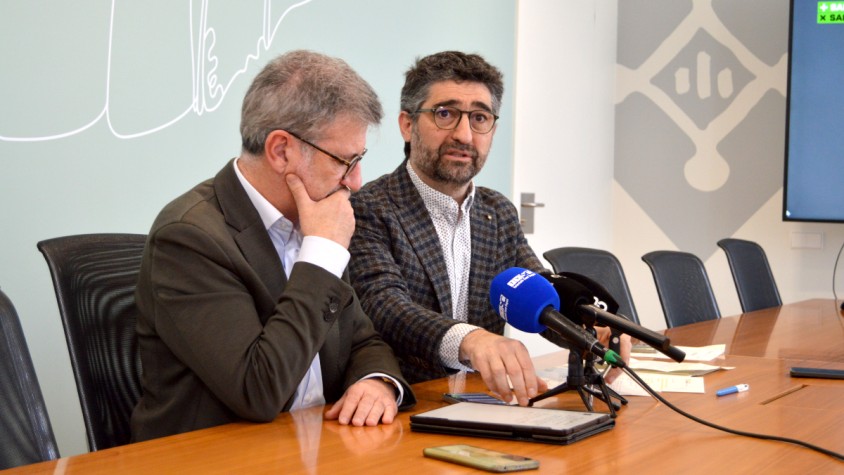 L'alcalde, Josep Maria Vallès, i el tinent d'alcaldia de Bon Govern, Jordi Puigneró, tots dos de Junts, han anunciat la nova instrucció sobre el padró | Jordi Pascual Mollá