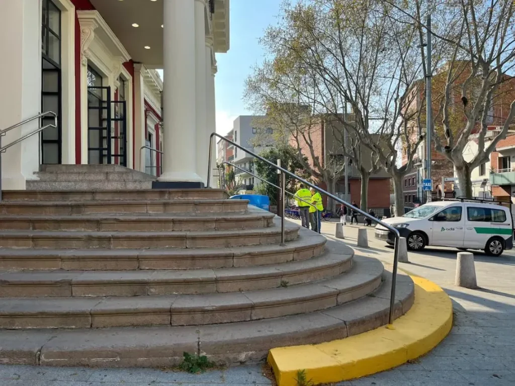 ActualitatLes obres de l’estació del tren de Molins començaran el 13 d’abril després de dos anys aturades Personal d’Adif a l’estació de Molins de Rei aquest dimarts // Jose Polo