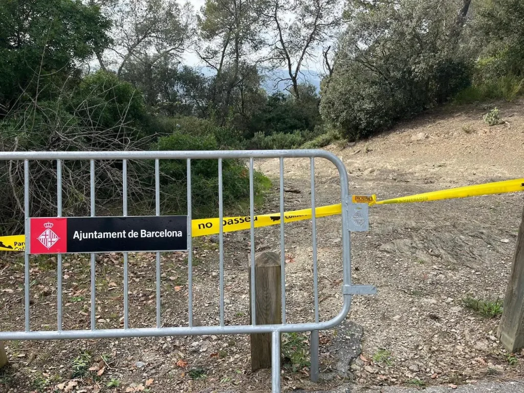 Una tanca de restricció a l’accés a Collserola a Barcelona // Jose Polo