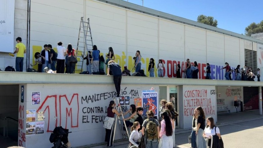 Acció per repintar el mural de la plaça Cívica | Albert Segura (ACN)