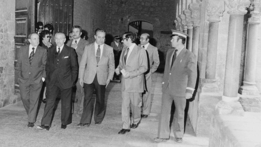 Blanes (segon per la dreta, a primera fila) parlant amb l'alcalde Francesc de P. Llatjós en una visita de l'Ajuntament al Claustre del Monestir, en una foto dels anys 70. | Arxiu Municipal de Sant Cugat