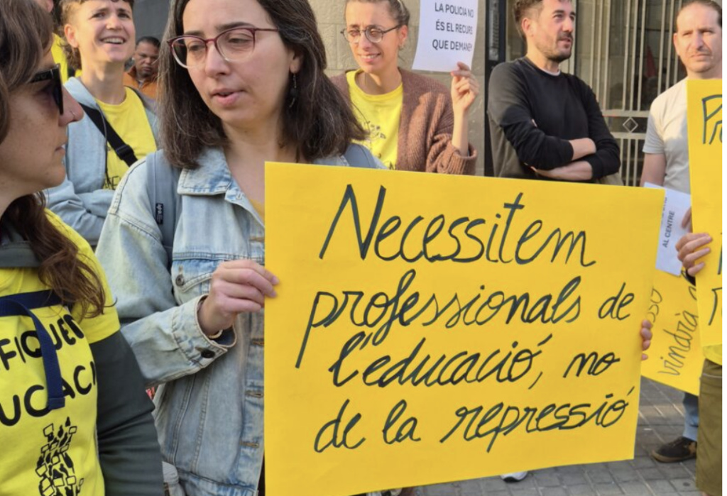 Una manifestant exhibeix un cartell a l’Institut Margarida Xirgu / Foto: Lluís Berbel
