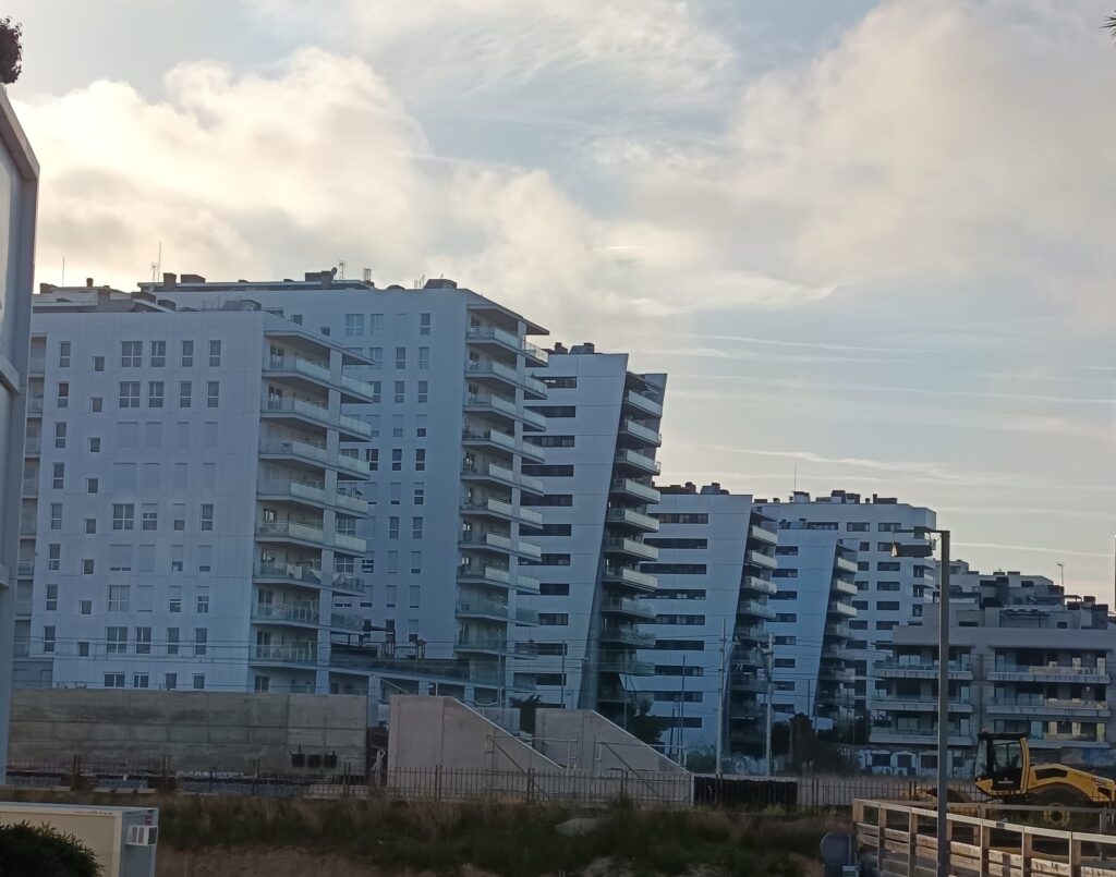 ActualitatLa llei que s’incompleix: Badalona multiplica promocions al Gorg però els pisos socials queden en un 2% Promocions privades d'habitatge al barri del Gorg a Badalona Foto: Tomeu Ferrer
