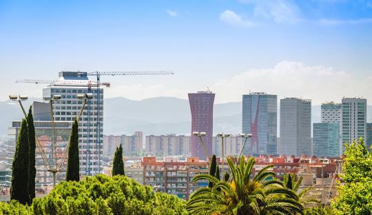 L’urbanisme a l’Hospitalet: de les agències als consorcis Panoràmica de la línea del cel hospitalenc.