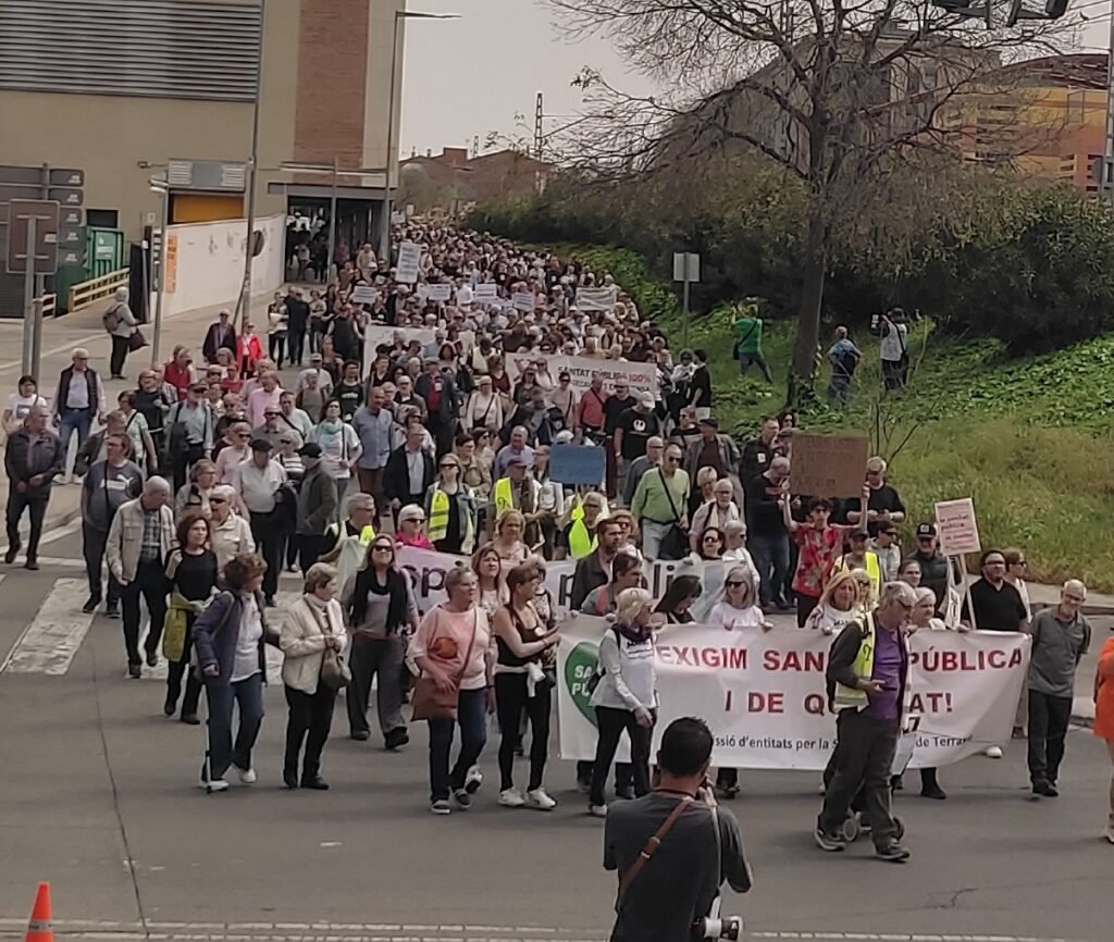 crònica«Hem tornat a sortir al carrer, i ho farem mil vegades més si cal, per la sanitat 100% pública i de qualitat» La manifestació baixant per l’avinguda 22 de Juliol. Foto: PV