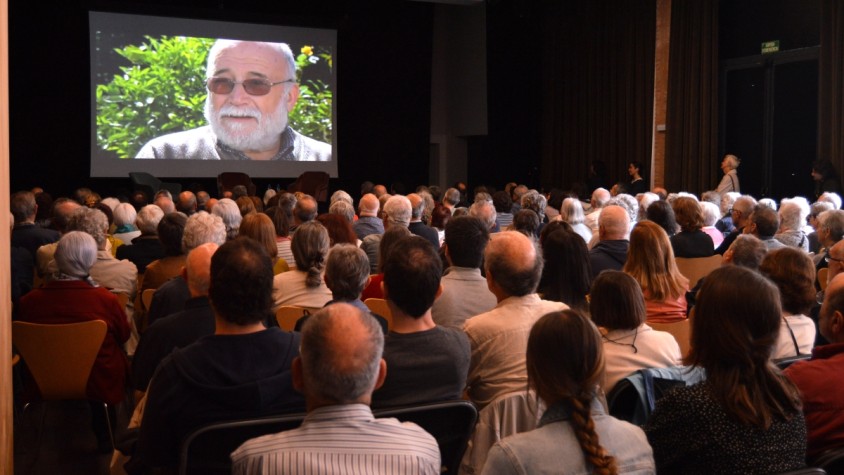 Durant l'acte s'ha projectat una entrevista a Arcadi Oliveres del programa 'El convidat' de TV3 que ha permès sentir la veu de l'activista. | Jordi Pascual Mollá