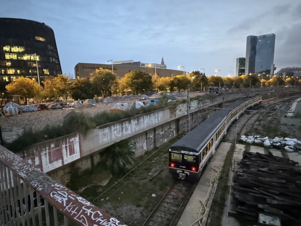 L'Estat té deutes pendents amb Catalunya, però utilitzar Madrid com a cortina de fum ja no sosté el relat. La incompetència planificadora, el desig de fer obres per sortir a la foto en lloc d'infraestructures útils que generin viatgers i descarbonitzin la mobilitat de Catalunya, i la febre de soterrar han estat dissenyats des de despatxos catalans. No cal esperar un tren que nosaltres mateixos estem fent descarrilar