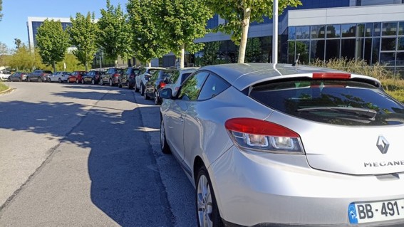 Cotxes estacionats a la plaça de la Volateria (Mas Blau) / Arxiu Delta.