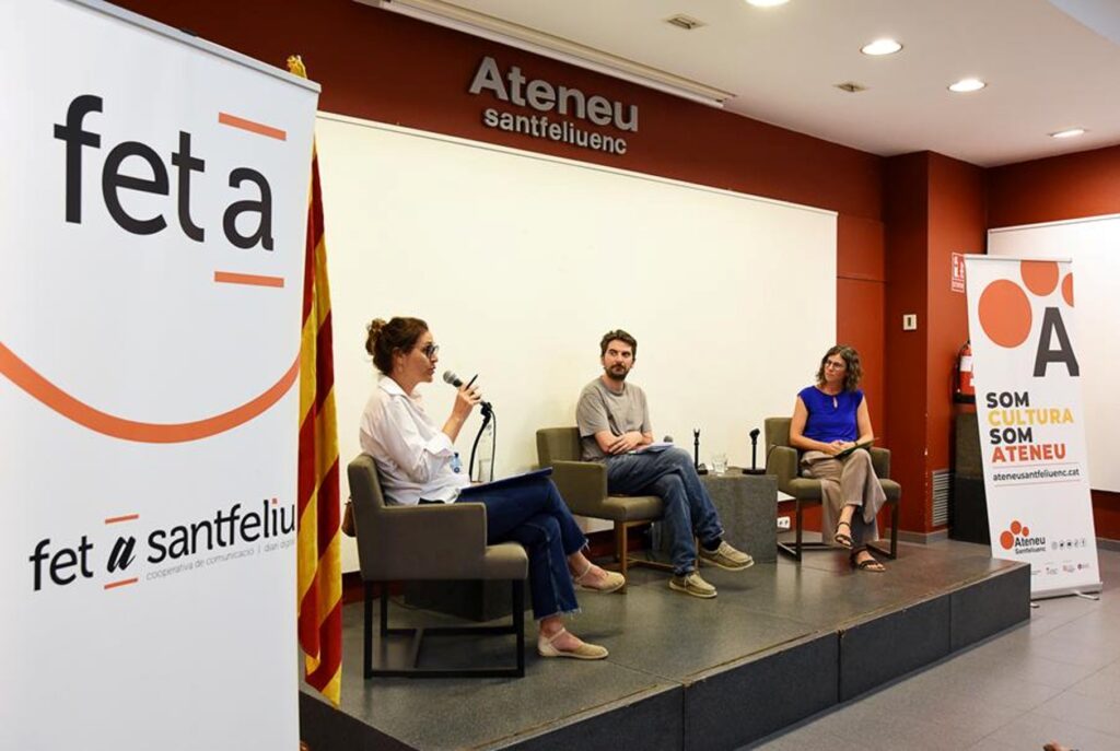 Núria Feijoó, la moderadora, Andrés Martínez de la Riva i Marina Casals (d’esquerra a dreta), a la tertulia sobre ‘Qui decideix la ciutat que volem?’ / Foto: Marc Rius